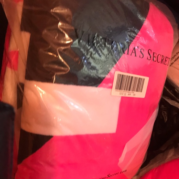 NIP VS PINK RARE SHERPA BLANKET PINK ON FLEEK - Picture 4 of 5